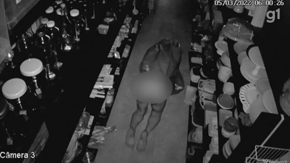 Homem sem roupa atravessa a loja para furtar o caixa em Jundiaí (Foto: Arquivo Pessoal/Dona Presentes)