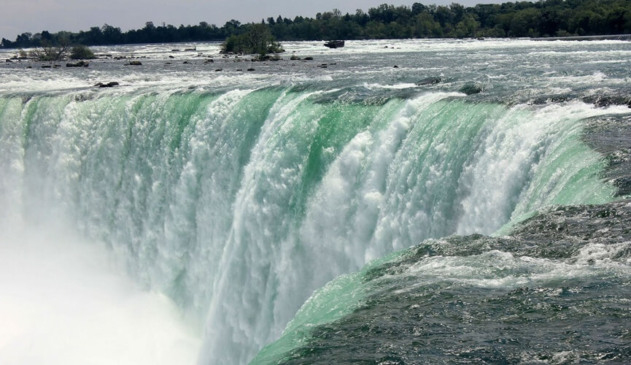 Homem sobrevive após pular nas Cataratas do Niágara