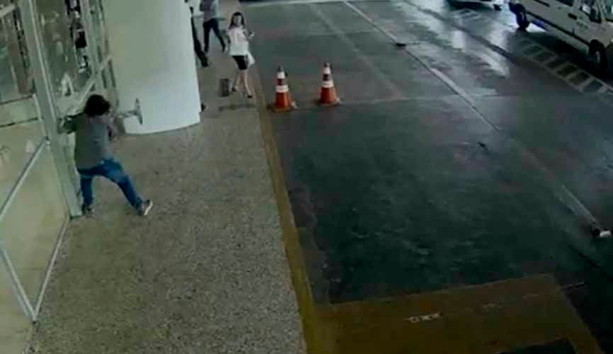 Homem tenta entrar no Senado para esfaquear Bolsonaro e outros políticos