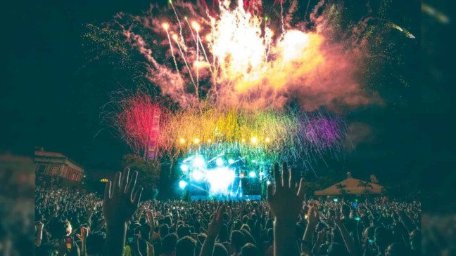Um show no com muitas pessoas de costas e fogos no parque do Hopi Hari, em vinhedo, interior de São Paulo.