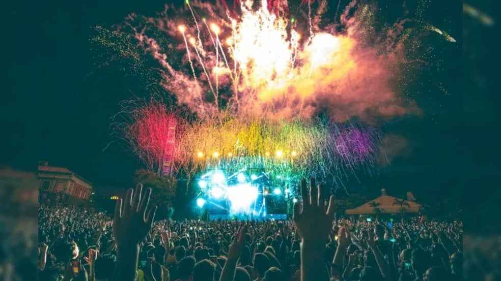 Um show no com muitas pessoas de costas e fogos no parque do Hopi Hari, em vinhedo, interior de São Paulo.