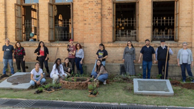 Pessoas plantando mudas no Espaço Expressa, em Jundiaí