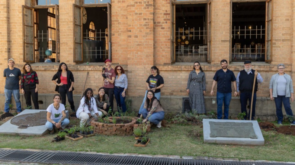 Pessoas plantando mudas no Espaço Expressa, em Jundiaí Pessoas plantando mudas no Espaço Expressa, em Jundiaí