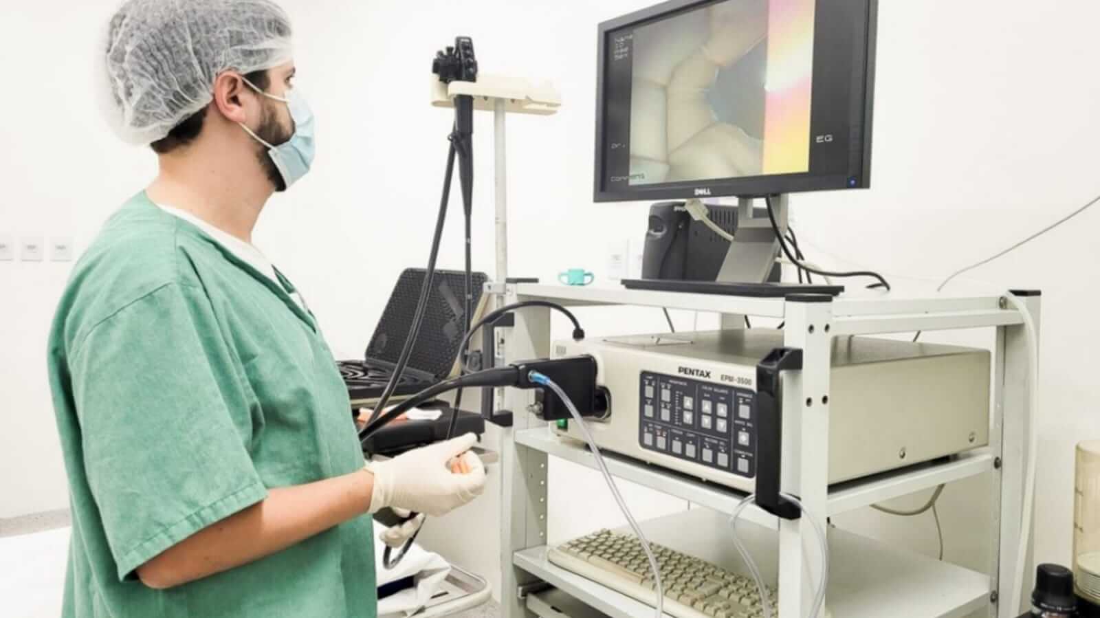 Médico especialista com equipamento de encoscopia