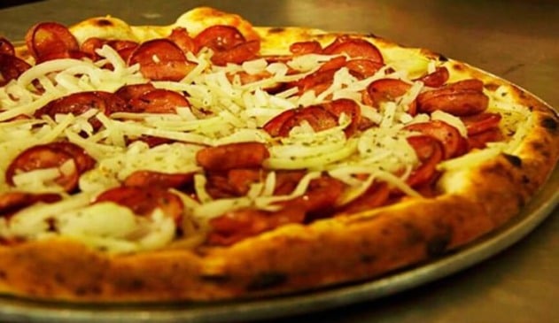 Pizza de calabresa com cebola