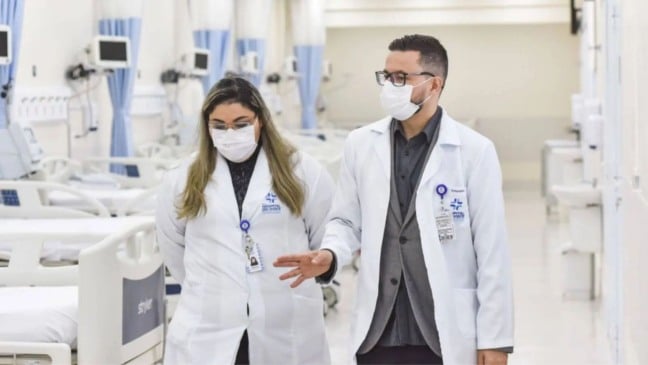 Médicos andando pelo Hospital São Vicente de Paulo