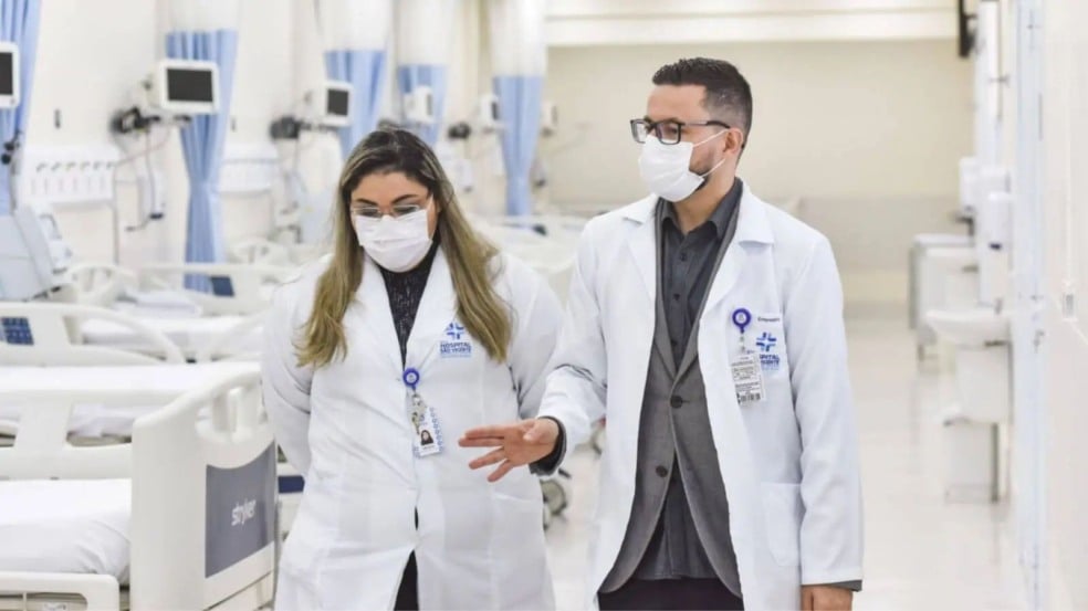Médicos andando pelo Hospital São Vicente de Paulo