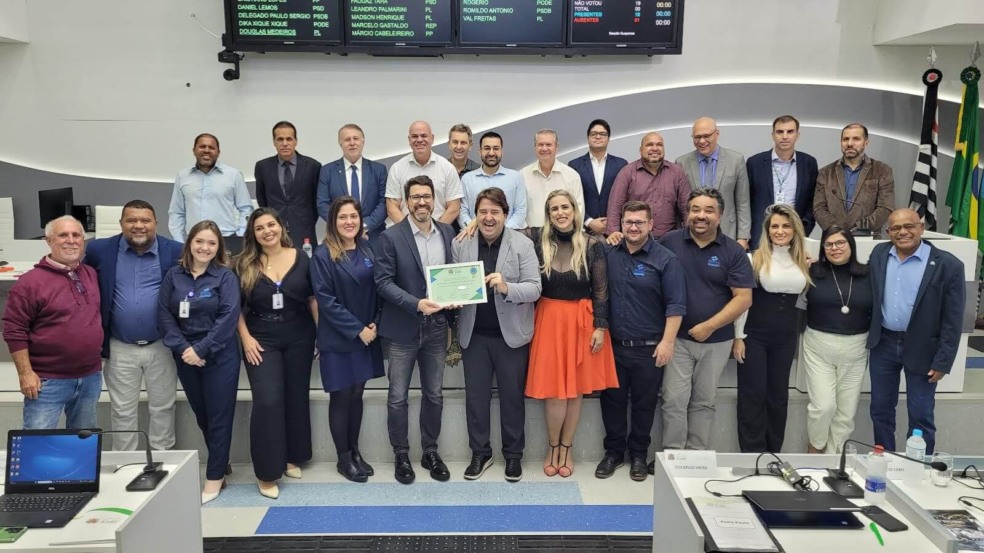 Parlamentares de Jundiaí e funcionários do Hospital São Vicente na Câmara dos Vereadores. Parlamentares de Jundiaí e funcionários do Hospital São Vicente na Câmara dos Vereadores.