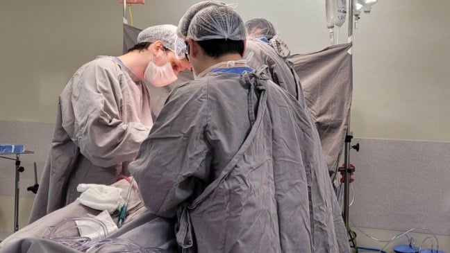 Médicos durante cirurgia