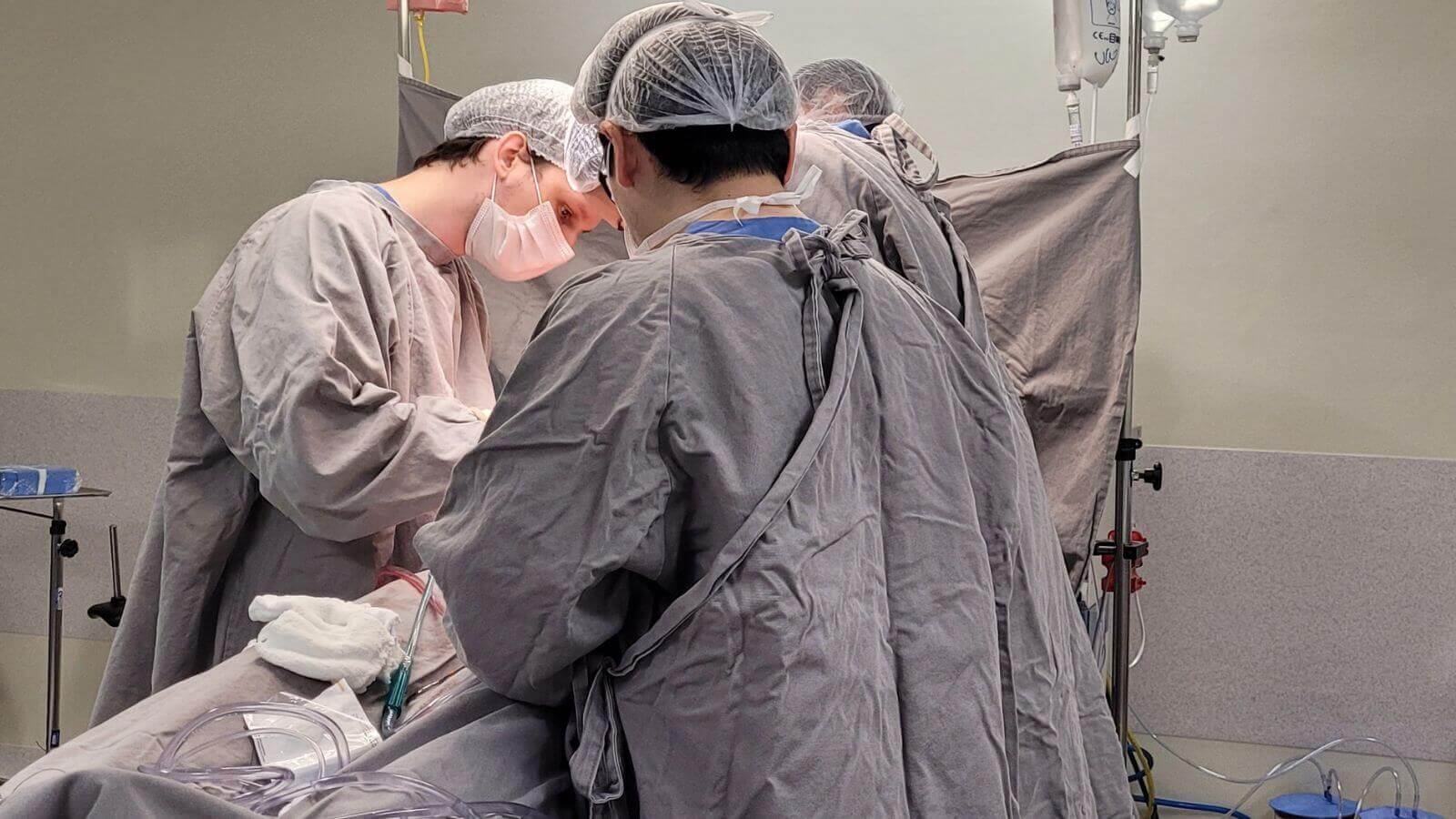 Médicos durante cirurgia