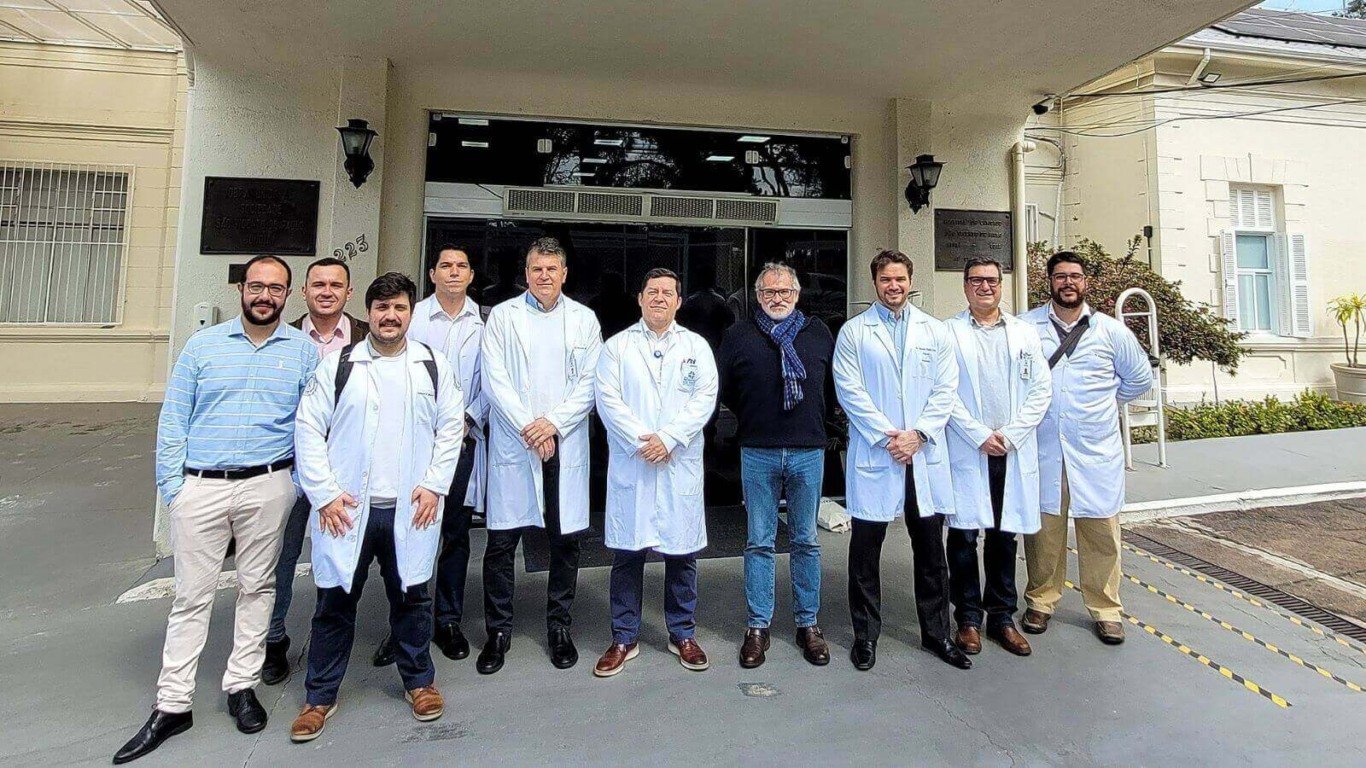 Hospital São Vicente recebe especialista francês para aprimorar procedimentos cirúrgicos