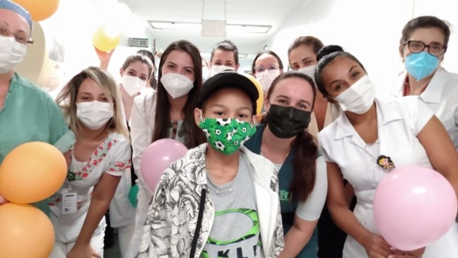 Hospital Universitário de Jundiaí faz alta festiva para paciente da ala infantil