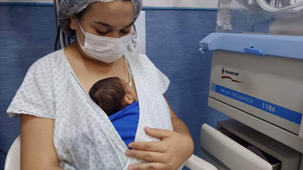 Mãe com bebê recém-nascido em top canguru Mãe com bebê recém-nascido em top canguru