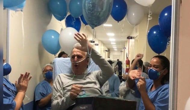 Foto de paciente deixando hospital