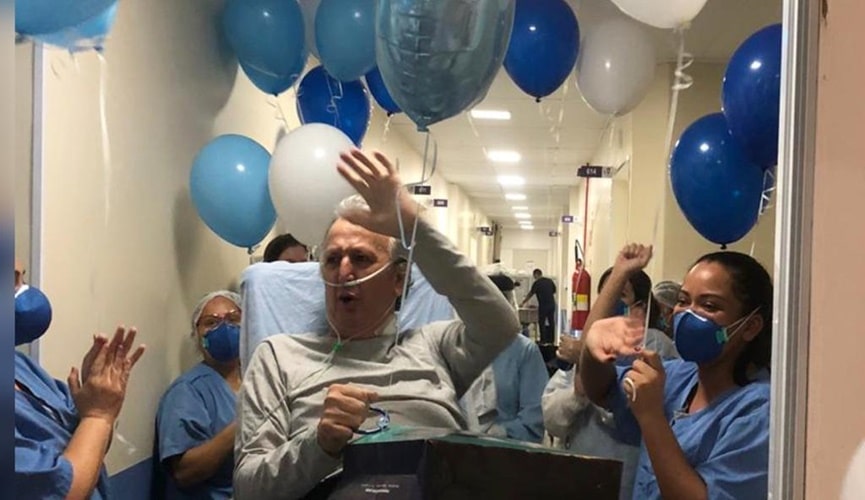 Foto de paciente deixando hospital