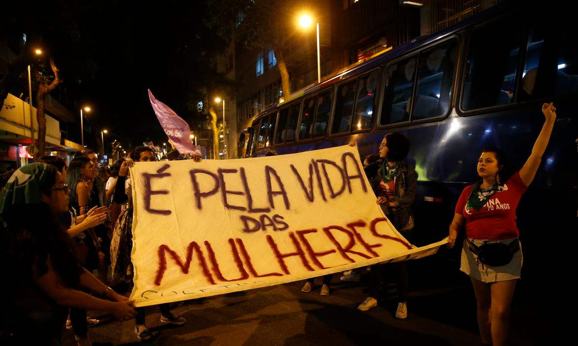 Mulheres protestando pelos seus direitos Mulheres protestando pelos seus direitos