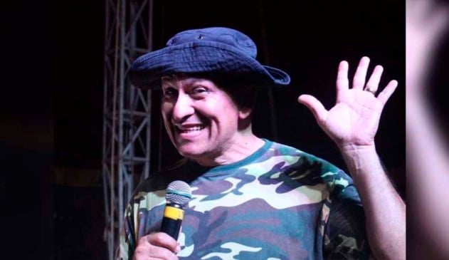 humorista rapadura acenando para foto e sorrindo