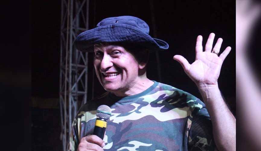 humorista rapadura acenando para foto e sorrindo