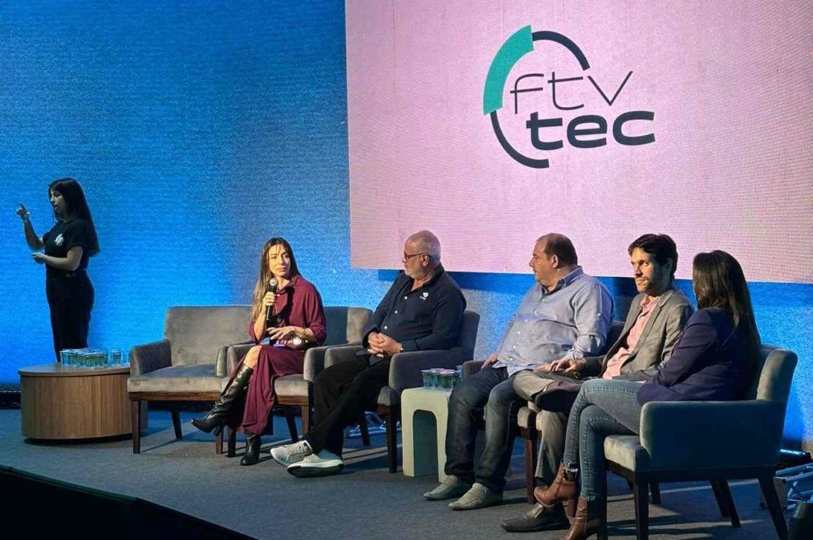 Palestrantes durante o I Simpósio Brasileiro de Televisão Universitária, sediado na TVTEC Palestrantes durante o I Simpósio Brasileiro de Televisão Universitária, sediado na TVTEC