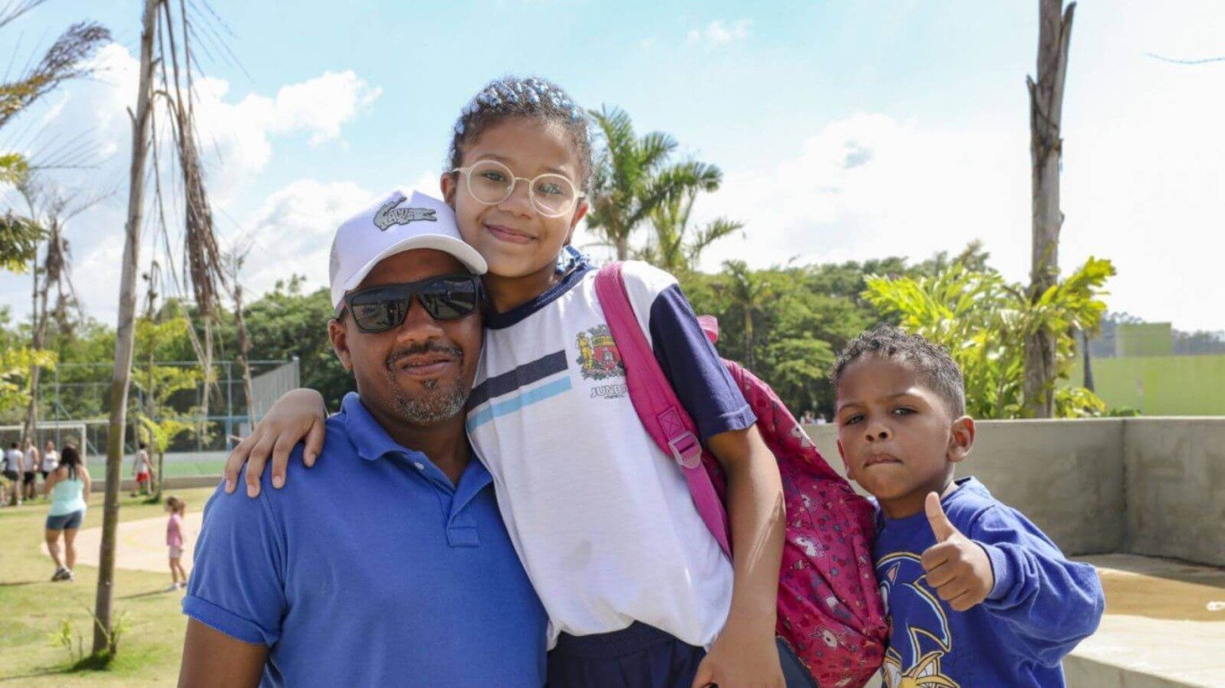 Crianças e pai no Mundo das Crianças