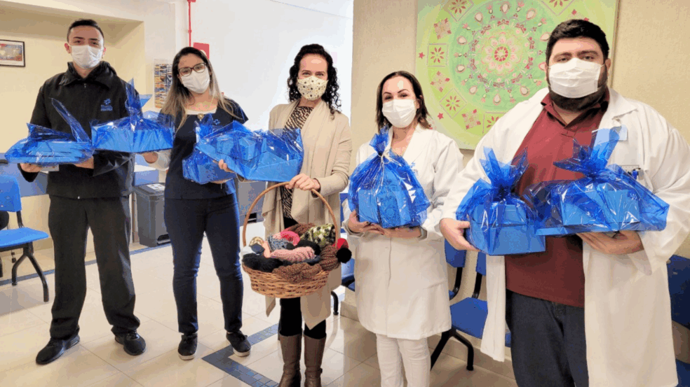 Evelyn Vendramin, da AME, entregou organizadores e toucas de lã para equipe de Radioterapia do HSV (foto: Divulgação)