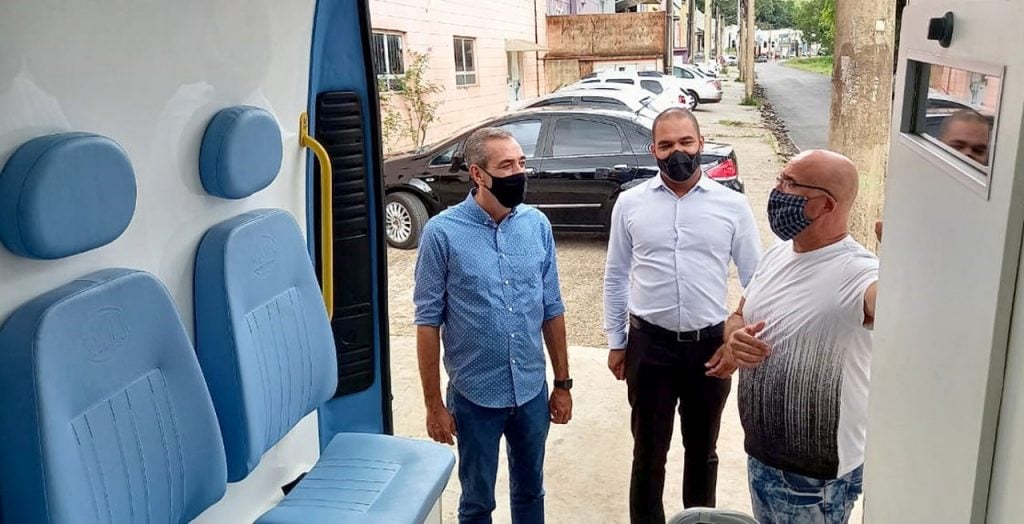 Prefeito de Várzea Paulista, Professor Rodolfo, visitando a nova ambulância UTI móvel