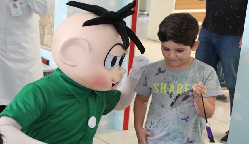 Cebolinha assistindo vídeo em celular de garoto