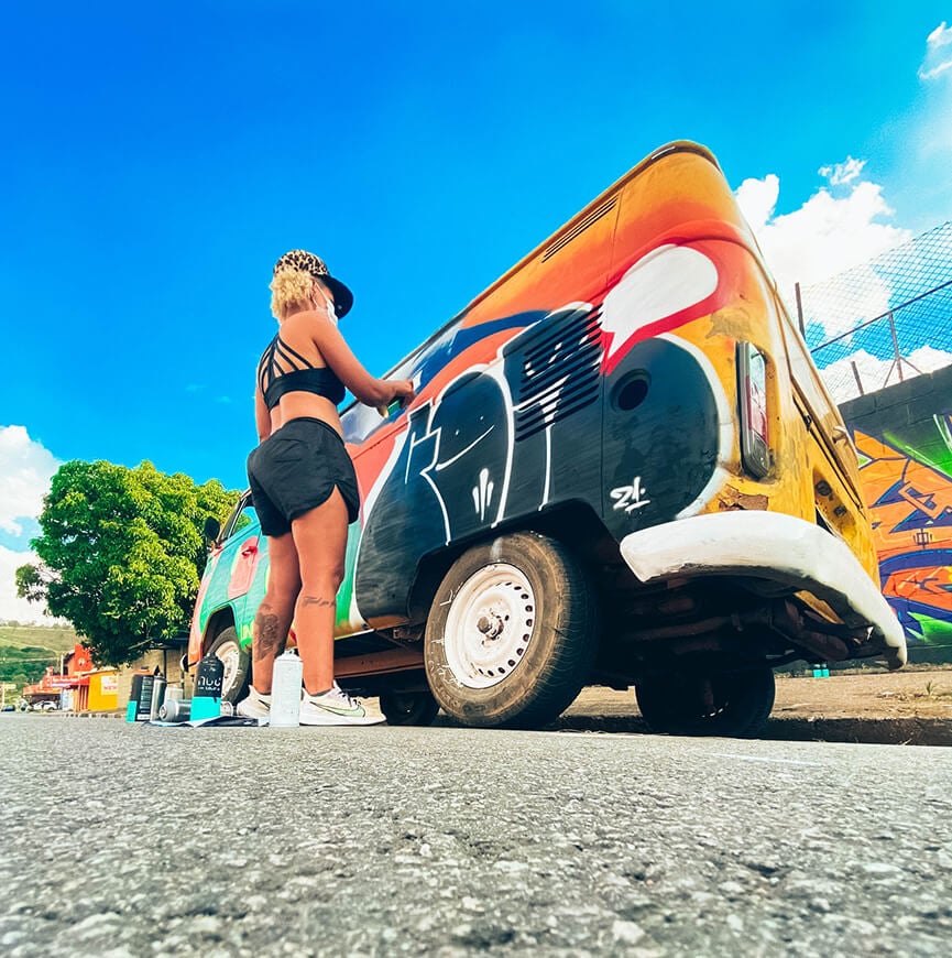 Grafiteira Bru Yeah. (Foto: Divulgação/@traphouseestudios)