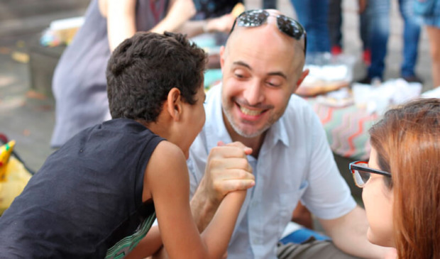 Adultos brincando com criança