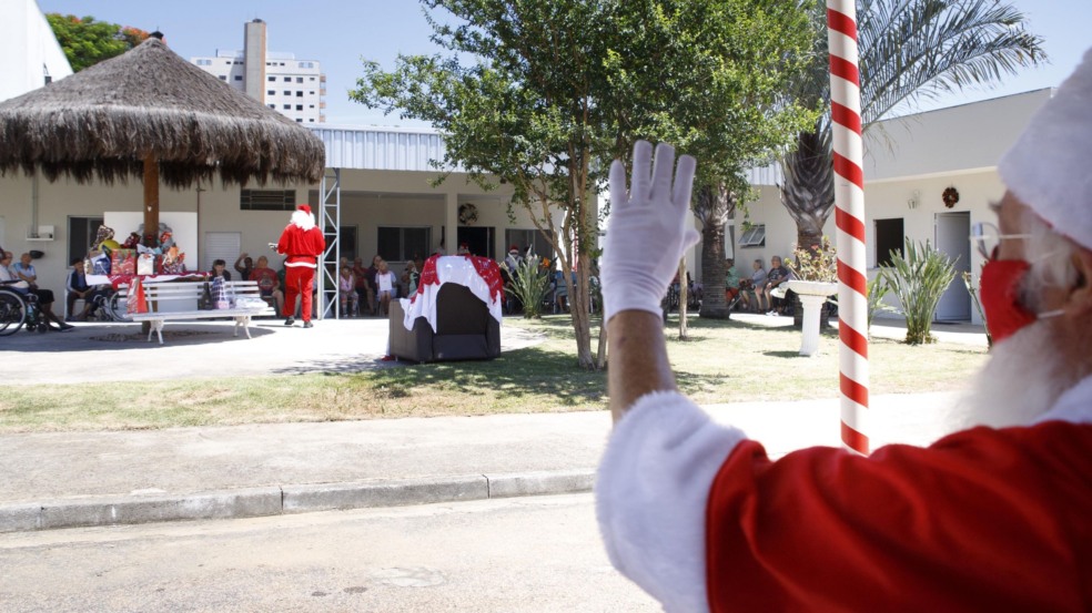 ACE Jundiaí entrega presentes de campanha para idosos da Cidade Vicentina