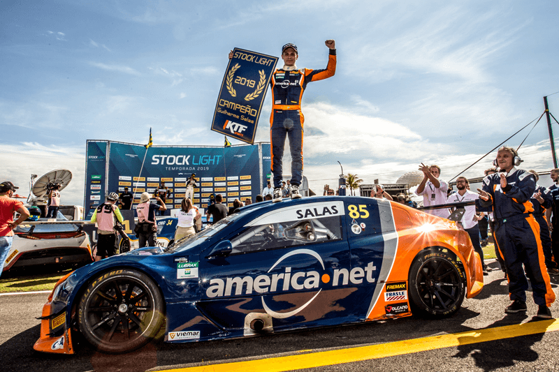 Guilherme em pé em cima do carro que disputou a Stock Light