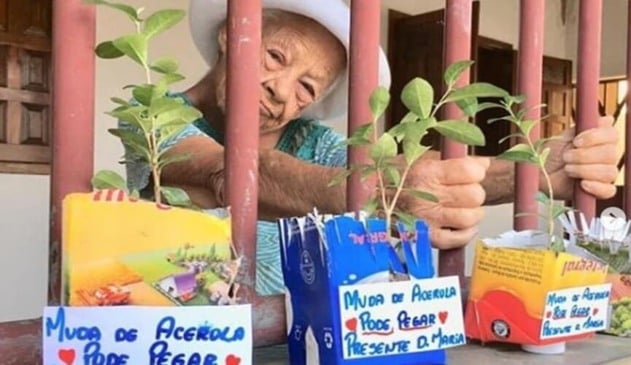 Idosa doa muda de acerola