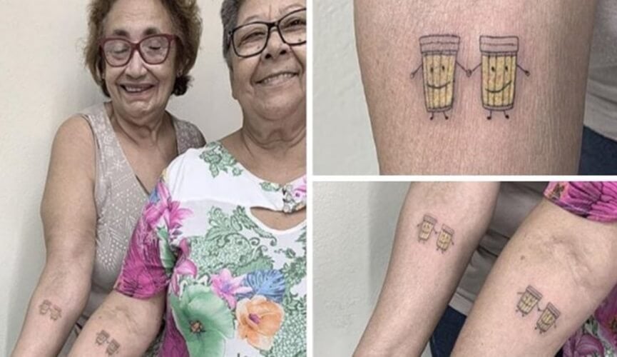 Idosas fazem tatuagem