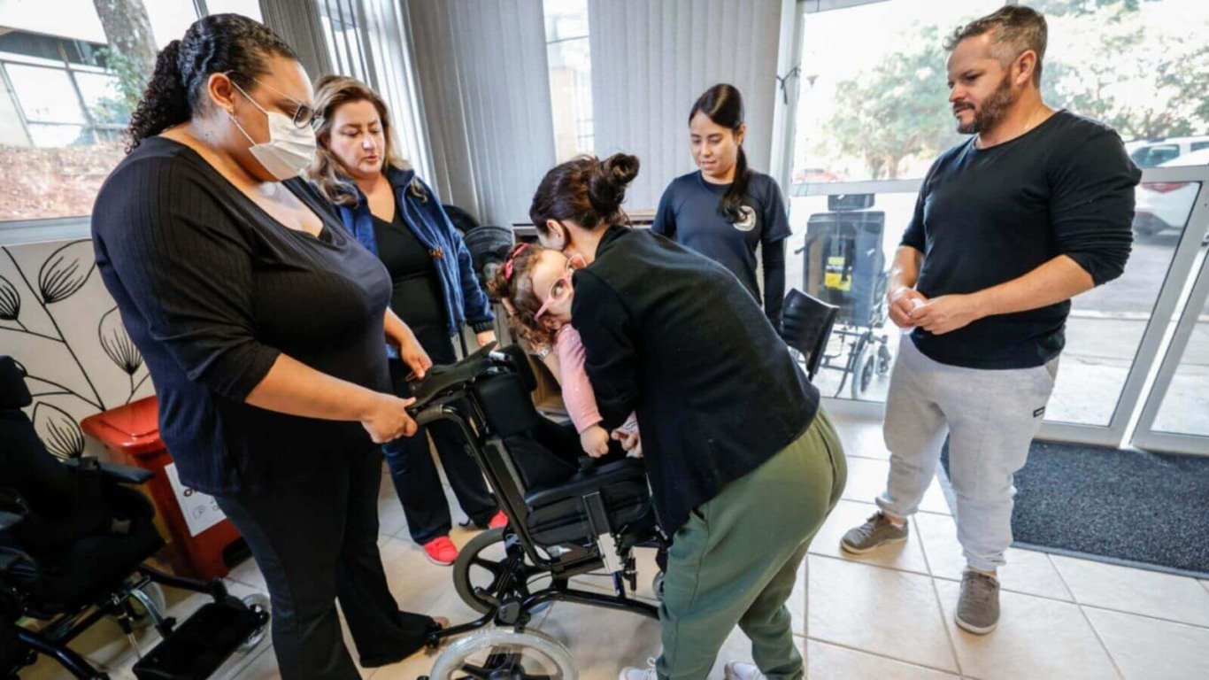 Doação de cadeiras de rodas pela Prefeitura de Jundiaí