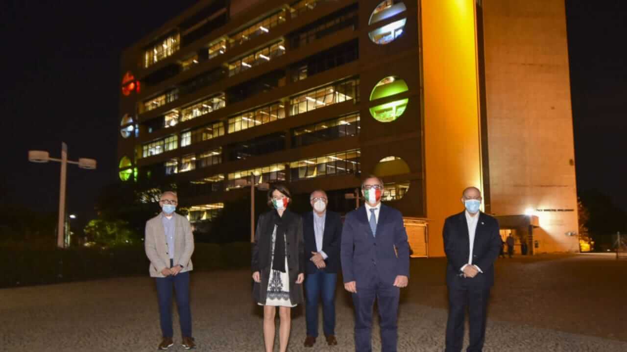 O Cônsul italiano Filippo (com máscara italiana) e comitiva visitaram o Paço Municipal de Jundiaí