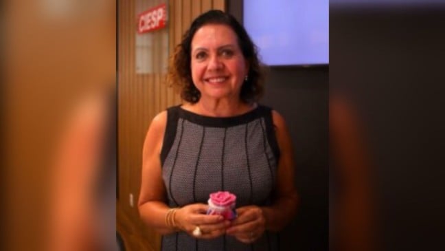 Mulher segurando bolo.