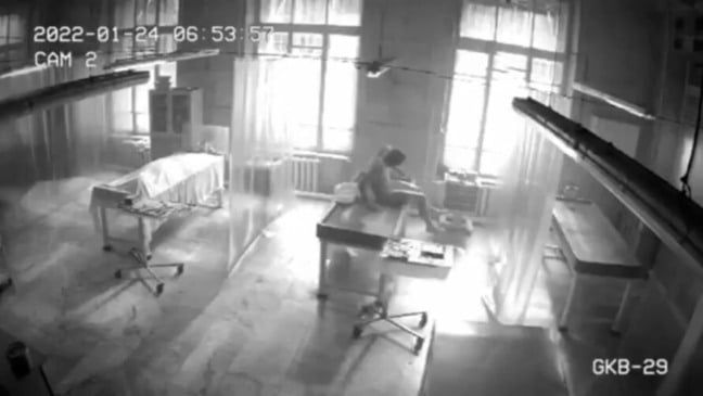  Suposto cadáver levanta de maca em necrotério. Imagens viralizaram. (Foto: Reprodução)

