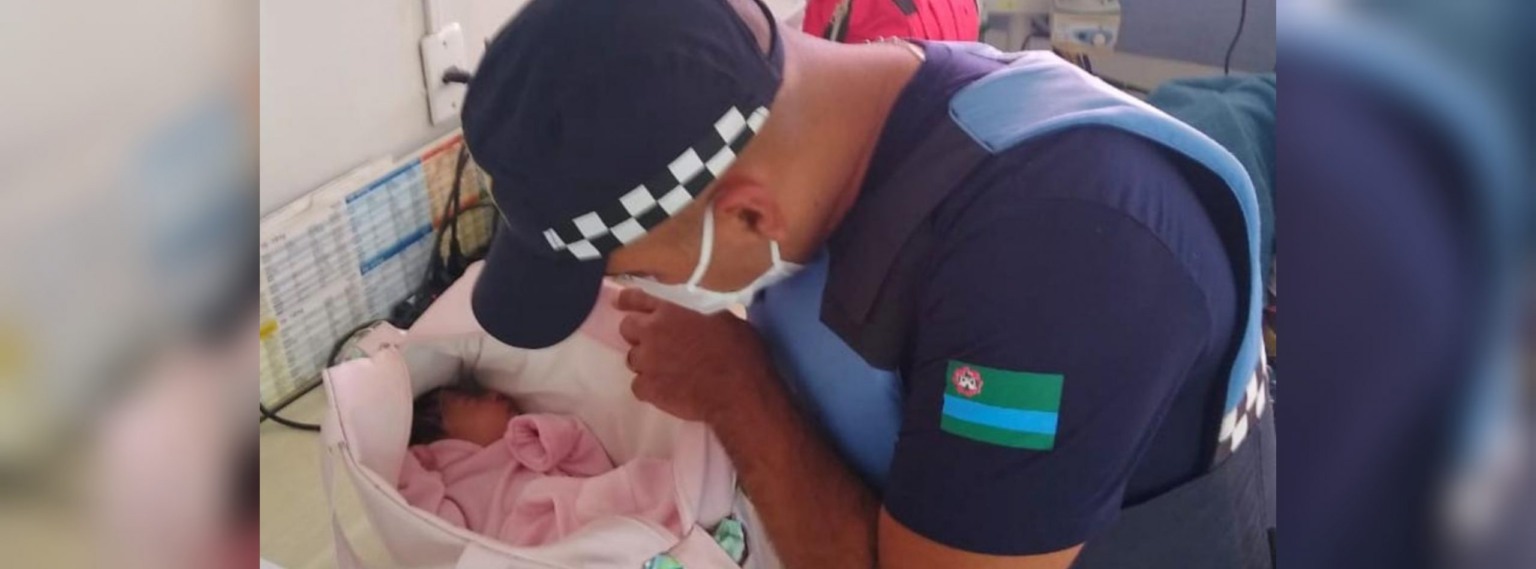 GM de Sá com o bebê abandonado. (Foto: Divulgação/GMJ)