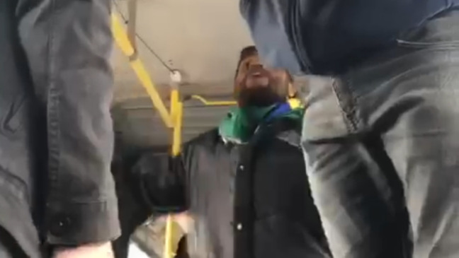 Manifestantes bolsonaristas atacam alunos da Etec de Jundiaí em ônibus