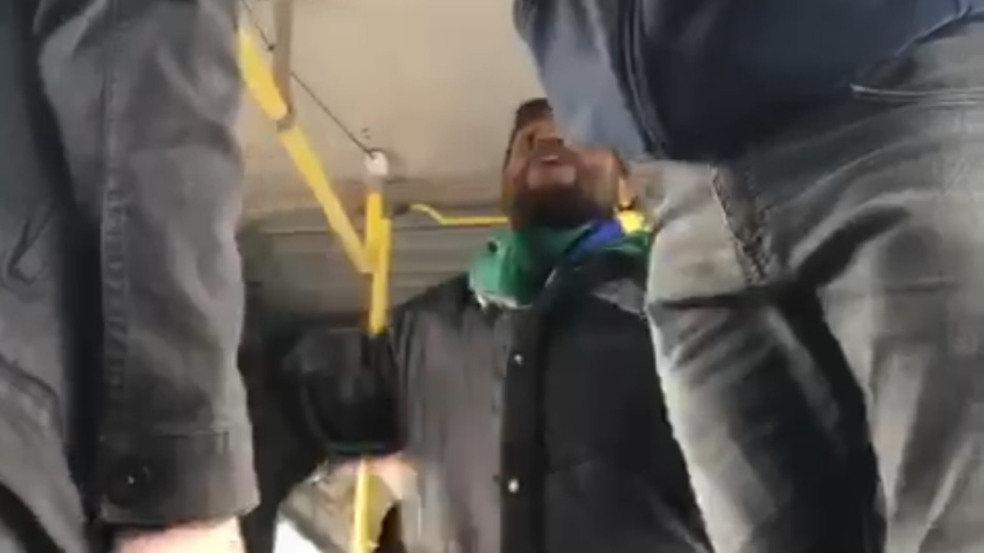 Manifestantes bolsonaristas atacam alunos da Etec de Jundiaí em ônibus