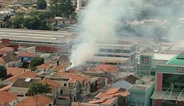 Bombeiros estão no local