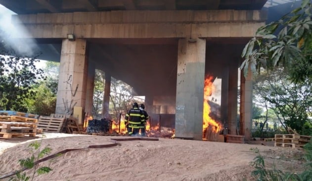 Incêndio embaixo de viaduto deixa barracos destruídos em Várzea Paulista Incêndio embaixo de viaduto deixa barracos destruídos em Várzea Paulista