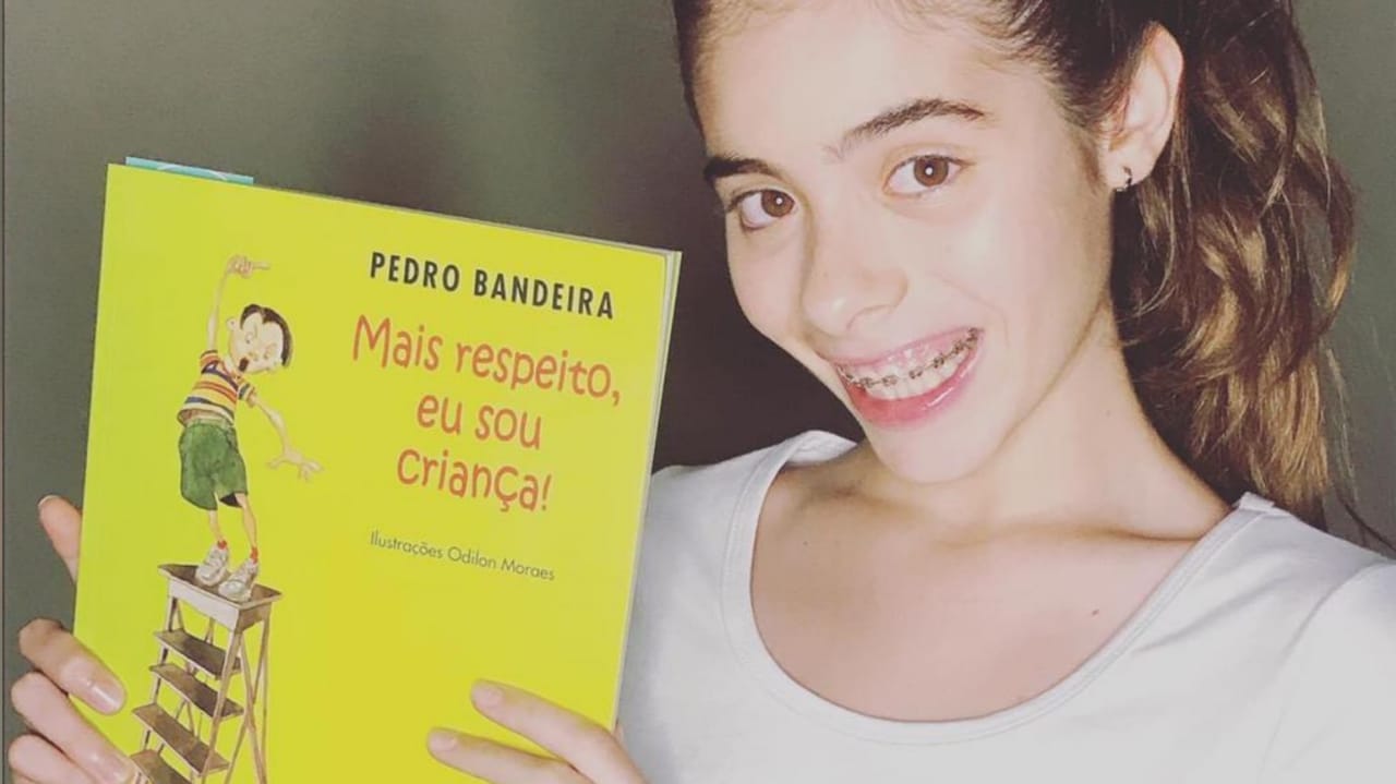 Lara, de Jundiaí, com livro nas mãos
