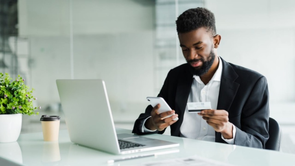 Homem comprando online