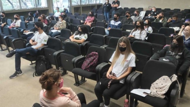 Alunos do Senai em auditório