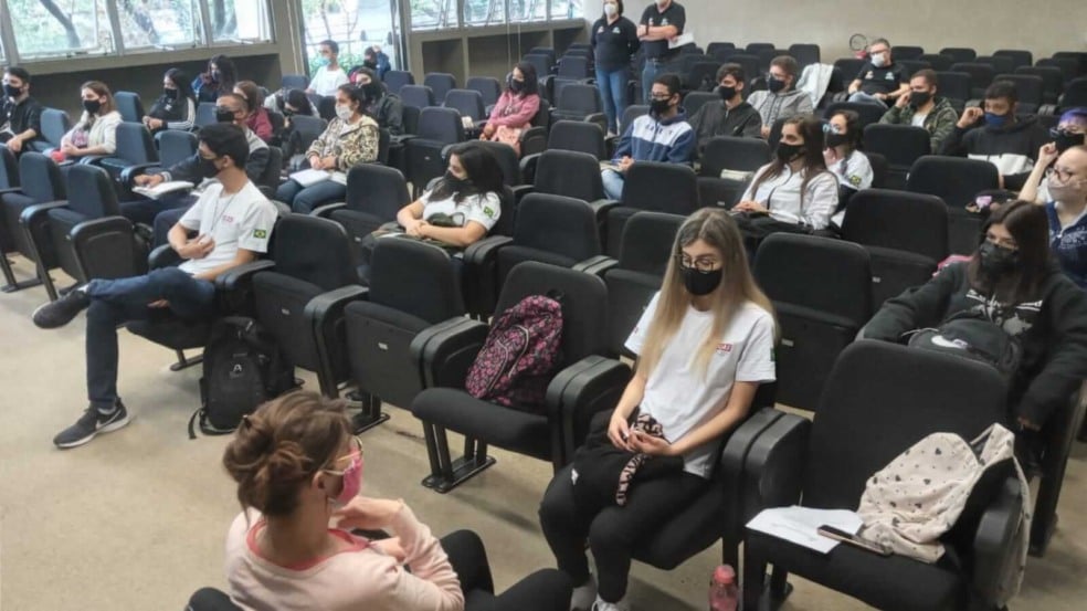Alunos do Senai em auditório Alunos do Senai em auditório