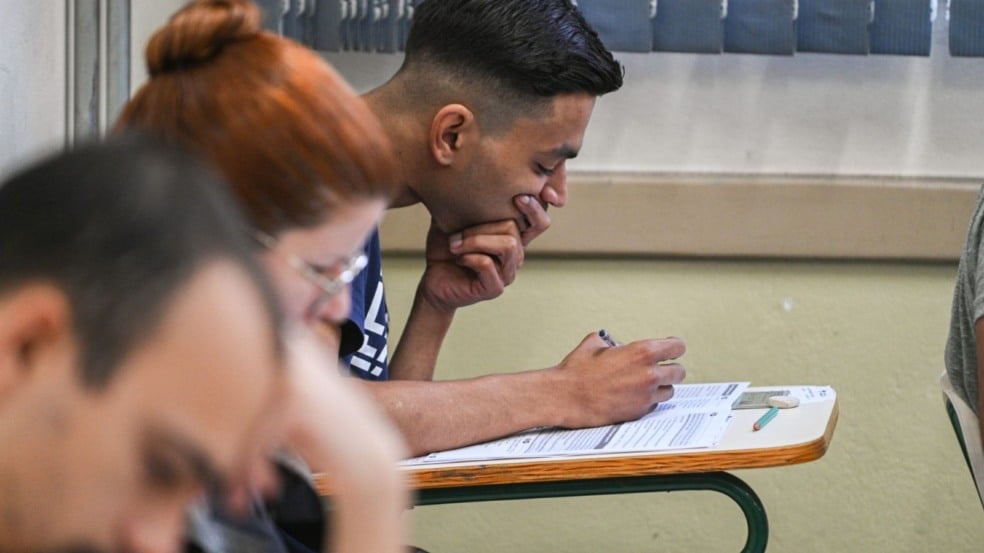 Pessoa estudando Pessoa estudando