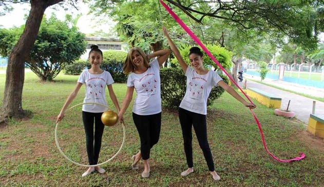 Inspirada em filhas gêmeas, mãe de Jundiaí começa a praticar ginástica rítmica aos 53 anos