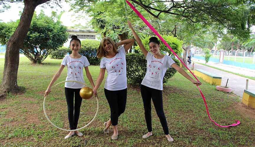 Inspirada em filhas gêmeas, mãe de Jundiaí começa a praticar ginástica rítmica aos 53 anos