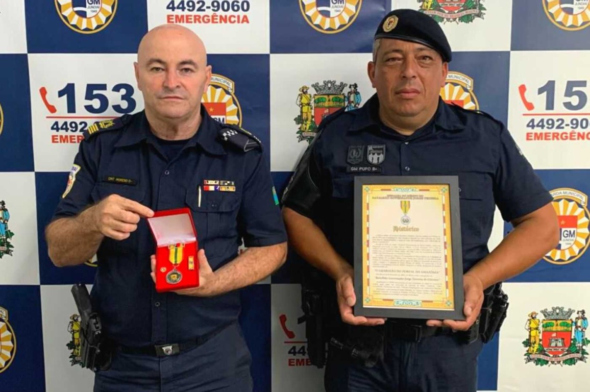 Integrantes da GMJ receberam medalhas como forma de agradecimento pela hospitalidade e curso de cinotecnia. Foto: Prefeitura de Jundiaí Integrantes da GMJ receberam medalhas como forma de agradecimento pela hospitalidade e curso de cinotecnia. Foto: Prefeitura de Jundiaí